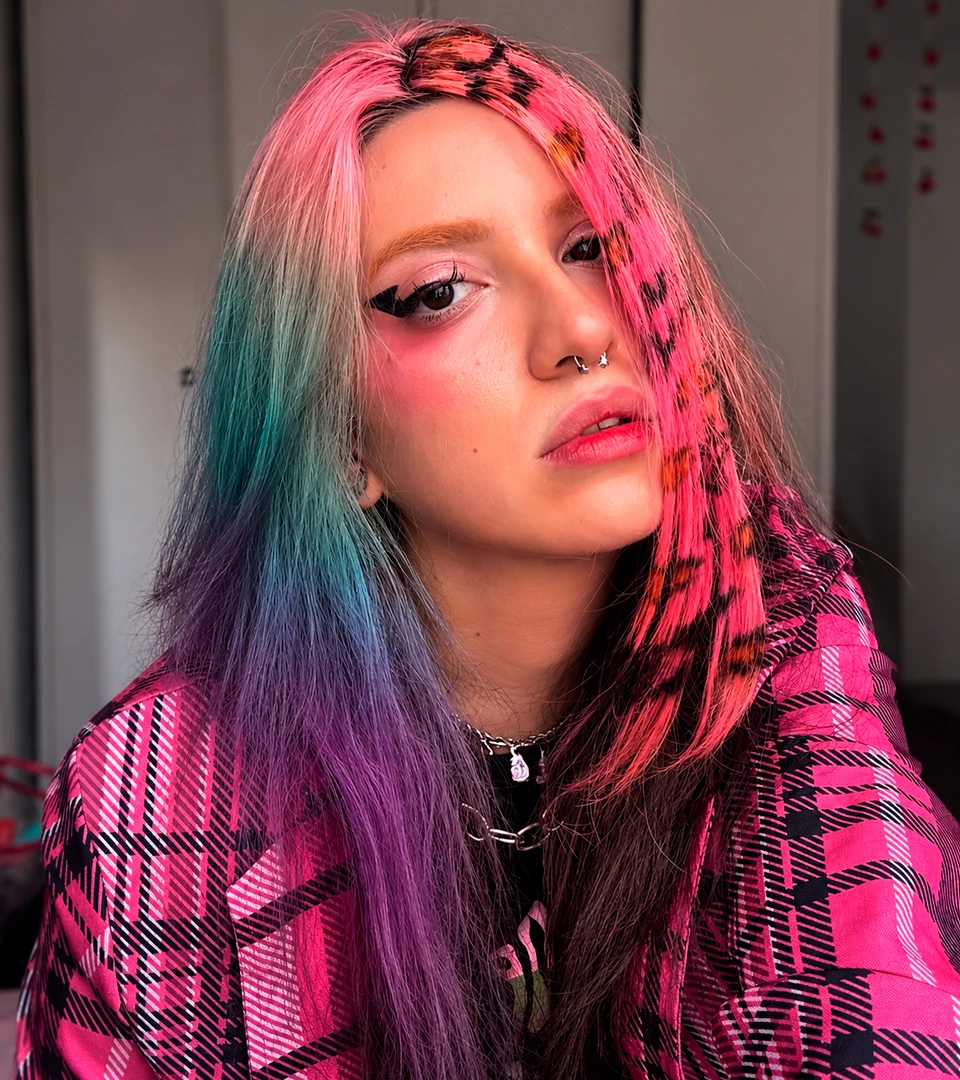 Cabelo criativo em tons de rosa, azul e roxo
